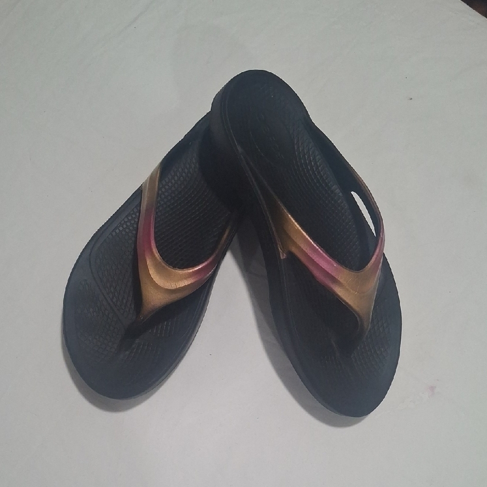 OOFOS Black and Gold Women's Sandals Size 8 - Picture 3 of 9